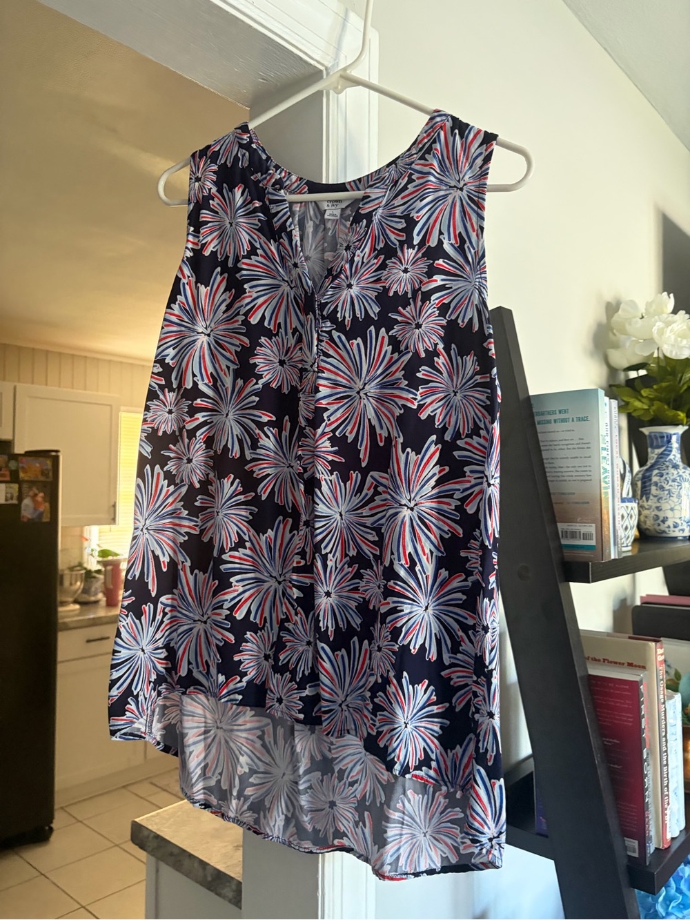 Crown & Ivy Navy Firework Print Tank Top Size Large